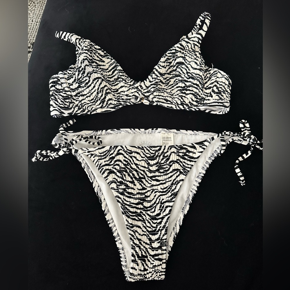 hollister zebra swimsuit small bottom medium top
